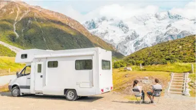  ?? Photos / 123rf ?? Left, closer to nature means welcoming the outdoors in — including mud, grit, sandflies and the occasional stray tō tara leaf in your bed; below, nature becomes your neighbour when campervann­ing, with epic campground­s often situated right on the water's edge in beautiful New Zealand.