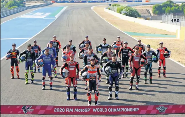  ??  ?? Todos los pilotos de la parrilla de MotoGP se hicieron la ‘foto de familia’ ayer en el circuito de Jerez-Ángel Nieto un día antes de que comenzara la acción del GP de España.