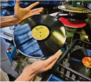  ?? Foto: Jan Woitas/dpa ?? Blick in ein Presswerk: Während die CD auf dem Markt abschmiert, steigen seit Jahren die Umsätze mit Vinyl-schallplat­ten.