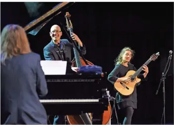  ?? FOTO: KERSTIN KRÄMER ?? Leszek Mozdzer am Piano (von hinten), Martin Weinert (Kontrabass) und Gitarristi­n Susan Weinert.