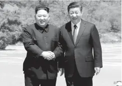  ??  ?? KIM. Con el presidente de China, Xi Jinping.