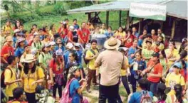  ??  ?? Students also visit the farm on “Lakbay Aral” excursions; here, they listen to Ed Roderick discussing vermicultu­re.