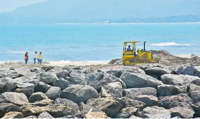  ??  ?? TRABAJOS. Esta semana se comenzó a dragar el lado este de la parte externa de la dársena del muelle.