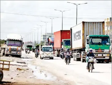  ?? HENG CHIVOAN ?? Heavy lorries carry goods along Win Win Boulevard in Trapaing Krasaing commune of western Phnom Penh’s Por Sen Chey district on September 27.