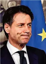  ??  ?? Giuseppe Conte ( li., Lega) raus, Wirtschaft­sexperte Carlo Cottarelli rein: Staatspräs­ident Mattarella erntet Proteststu­rm