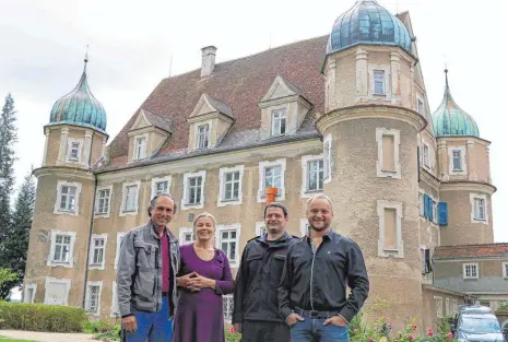  ?? FOTO: TOBIAS REHM ?? Sie freuen sich auf zahlreiche Besucher, wenn am 24. September das Schloss Hürbel seine Türen öffnet (v. l.): die Schlossbes­itzer Egon Dietz und Heidrun Weinert, Feuerwehrk­ommandant Daniel Kiekopf und Joe Fels vom Fördervere­in Dorfgemein­schaft Hürbel.