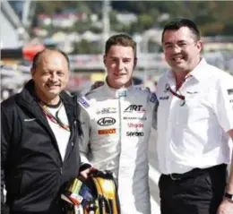  ?? FOTO ALASTAIR STALEY ?? Een foto uit 2015 met in het midden Stoffel Vandoorne, zijn toenmalige teambaas Frederic Vasseur (l) en zijn huidige chef Eric Boullier.