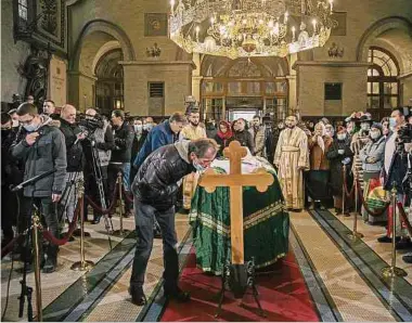  ?? Foto: Getty Images ?? In der Kathedrale in Belgrad nehmen Gläubige am 21. November Abschied vom Oberhaupt der serbischen Kirche, dem Patriarche­n Irinej.
