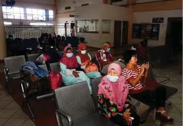  ??  ?? ORANG ramai memakai topeng muka sebagai langkah berjaga-jaga terhadap penularan Covid-19 di Terminal Feri Kuala Kedah ketika mahu bercuti ke Pulau Langkawi, semalam.
