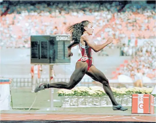  ?? AFP ?? En el aire. Griffith-Joyner fue una de las estrellas de los Juegos Olímpicos de Seúl 1988 donde ganó tres medallas de oro y una de plata.