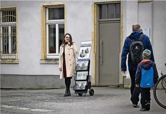  ?? ?? Lächeln und Hoffen: Vor dem Bahnhof in Dresden-Klotzsche sucht Selina Gespräche. Normalerwe­ise missionier­t sie zusammen mit mindestens einem anderen Mitglied.