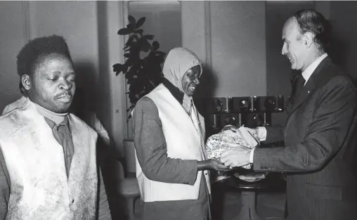  ??  ?? Humanité
Le 24 décembre 1974, le président de la République remet un cadeau à un éboueur de la ville de Paris.
A la veille de Noël, Valéry Giscard d’Estaing a invité l’équipe d’éboueurs de l’avenue de Marigny à l’Elysée à petit déjeuner avec lui.