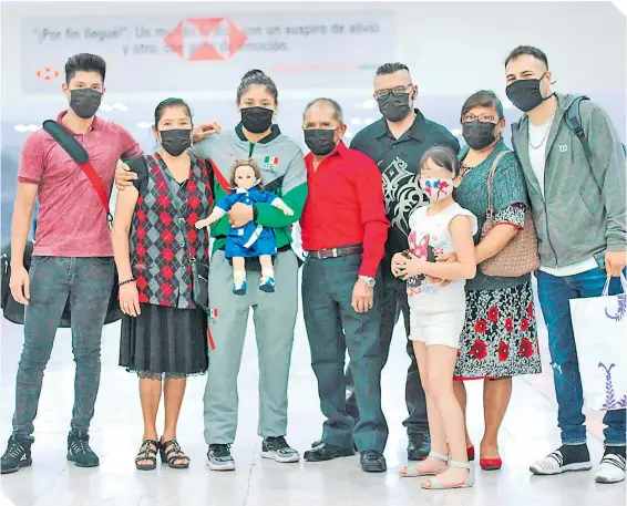  ??  ?? La familia de la selecciona­da nacional le dio la bienvenida en el aeropuerto capitalino, tras su aventura por tierras niponas.