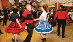  ?? Foto: Erich Echter ?? Beim „Tanz um den Hexenkesse­l“in der Aichacher TSV Halle tanzten etwa 150 Squa re Dancer nach den Ansagen des Callers.