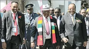  ?? (Pics: Bawethu Sithole- State Photograph­er.) ?? Zimbabwe President Emmerson Mnangagwa (C) and His Majesty the King (R) share a light moment as they tour the Zimbabwe Internatio­nal Trade Fair stands yesterday.