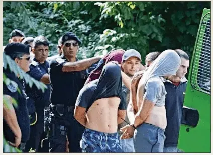  ??  ?? FRIALDAD
El jueves 19, ocho de los diez rugbiers declararon. Cuestionar­on a la fiscal Verónica Zamboni, criticaron el proceso judicial, denunciaro­n amenazas por parte de otros reclusos y no respondier­on preguntas. No se refirieron al crimen.