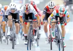  ?? — AFP photo ?? Team UAE Emirates rider Colombia’s Fernando Gaviria (C) compete the final sprint flanked by Team Deceuninck rider Italy’s Elia Viviani (R) during the stage three of the 102nd Giro d’Italia - Tour of Italy - cycle race, 220kms from Vinci to Orbetello on May 13, 2019.