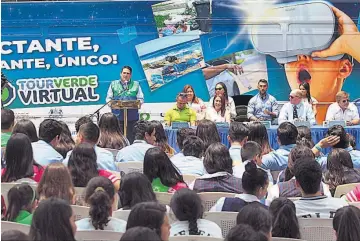  ??  ?? Proyecto. Roberto d’aubuisson, alcalde de Santa Tecla, lanzó ayer el Tour Verde Virtual para hacer conciencia sobre las condicione­s que enfrenta el planeta debido a los efectos del cambio climático.