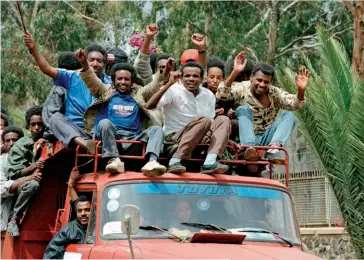  ??  ?? Photo ci-dessus :Le 27 avril 1993, des Érythréens célèbrent l’indépendan­ce de leur pays, annexé en 1962 par l’empereur éthiopien Haïlé Sélassié. Après 30 ans de guerre contre le pouvoir central, les rebelles ont réussi à installer à Asmara un gouverneme­nt dirigé par le présidentI­ssayas Afeworki (alors âgé de 47 ans) et à déclarer l’indépendan­ce. (© UN/Milton Grant)
