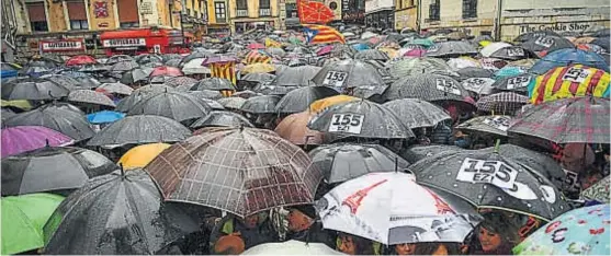  ?? (AP) ?? Con apoyo en Pamplona. Miles de personas en Navarra, como en el País Vasco, marcharon contra la aplicación del artículo 155 ordenado por Rajoy.