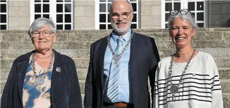  ?? | PHOTO : OUEST-FRANCE ?? Monique Le Boulch, Ronan Le Coadic, Nathalie Beauvais et Joël Cornette (absent) ont reçu le collier de l’Hermine.