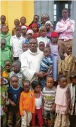  ??  ?? Pfarrer Viktor Mordi ist die Sorge um die Waisenkind­er eine Herzensang­elegenheit. Unser Bild zeigt ihn nach der Messe mit Kindern in Katsina in Nigeria.