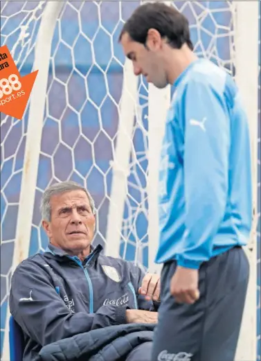  ??  ?? HACIENDO HISTORIA. Godín, junto al selecciona­dor de Uruguay, Óscar Tabárez.