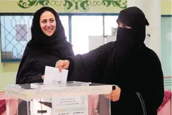  ?? AFP ?? A woman casts her ballot at a polling station in Jeddah during municipal elections yesterday. It is the first time women were allowed to vote and stand in polls in Saudi Arabia. Around 980 candidates and more than 130,000 voters are women.