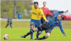  ?? FOTO: FRANK RIEDINGER ?? Auch in Deißlingen will der SV Bubsheim (blau) in der Erfolgsspu­r bleiben. Wie hier gegen den SV Villingend­orf ist Körpereins­atz gefordert.