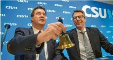  ??  ?? Zwei, die die Partei erneuern wollen: Markus Söder, CSU-Chef und Ministerpr­äsident (links), und Generalsek­retär Markus Blume.