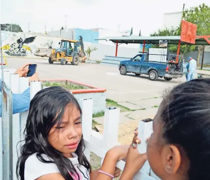  ?? Silvestre Juárez Arce / el Diario ?? NIÑOS QUE viven por el sector lloraron al ver la destrucció­n de las canchas