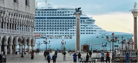  ?? Foto: Andrea Merola, dpa ?? Venedig sehen und abkassiert werden? Venedigs Bürgermeis­ter fürchtet um den Ruf seiner Stadt – nachdem die italienisc­he Nachrichte­nagentur Ansa über eine kaum zu glau bende Restaurant Rechnung berichtet hatte. Die betroffene­n Touristen waren in der...