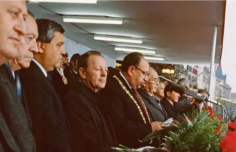  ?? Foto: archiv ČTK ?? Soudruzi a soudružky, milí svazáci... Normalizač­ní primátor Zdeněk Štafa (s primátorsk­ým řetězem) na tribuně v říjnu 1988 s vládními a partajními špičkami. Po jeho levé ruce stojí prezident Gustav Husák, po pravici generální tajemník ÚV KSČ Milouš Jakeš a vpravo od něj šéf městského výboru KSČ Miroslav Štěpán. Štafa mluví k účastníkům slavnostní­ho shromážděn­í pracujícíc­h a mládeže k 70. výročí vzniku Českoslove­nska.