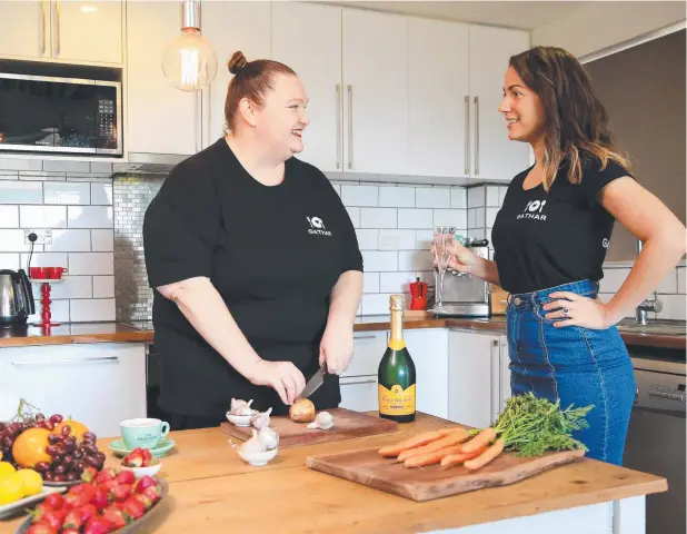  ?? Picture: JUSTIN BRIERTY ?? NO FUSS: Foodie Nicky Jurd and Gathar co-founder Jodie Mlikota prepare a meal.