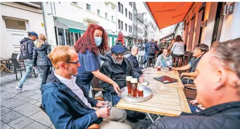  ?? RP-FOTO: HANS-JÜRGEN BAUER ?? Im Juli durfte Isa Fiedler im „Knoten“in der Altstadt wieder Gäste bewirten. Bald könnten neue Lockerunge­n erprobt werden.