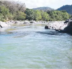  ??  ?? El Agua fresca y Cristalina del río JALÁN lo hacen uno de los mayores Atractivos que tiene Teupa.