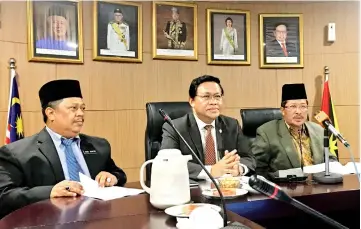  ??  ?? Dr Abdul Rahman (centre) is seen at the press conference. He is flanked by Misnu (right) and Department of Islamic Developmen­t Malaysia state director Wan Jaapar Wan Ahmad.