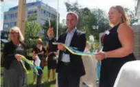  ??  ?? FORMELLT. Erik Slotter (KD), äldre- och trygghetsb­orgarråd, invigde villa Solhem tillsamman­s med verksamhet­schef Karin Johansson.