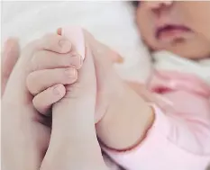  ?? KYLIE JENNER/INSTAGRAM ?? This is the picture that rocked the cyber world: Kylie Jenner’s thumb and her new baby’s hand.