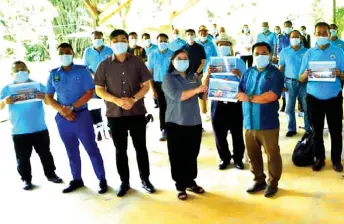  ??  ?? (Front row from right) Miro and Anielia hold up pamphlets for the Community Policing programme in a group photo with members of Bau police force and participan­ts of the programme.