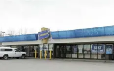  ?? ?? This Blockbuste­r Video store closed in July 2018 in Anchorage, Alaska, leaving one location in Bend, Oregon, that is still open.