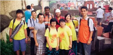  ??  ?? A group of young Chinese tourists in Kolkata (Photo: West Bengal Tourism)