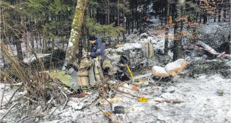  ?? FOTO: OLIVER LINSENMAIE­R ?? Axel Rokohl von der Bundesstel­le für Flugunfall­untersuchu­ng sucht in den Trümmern nach Hinweisen. Allerdings hat die Wucht des Aufpralls nicht nur eine mehr als 100 Meter lange Schneise in den Wald gezogen, sondern auch das Flugzeug komplett zerstört.