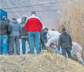  ??  ?? Crimen escalofria­nte. El cuerpo fue hallado semienterr­ado.