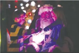  ?? PHOTO BY MATT OWENS ?? Santa helps children mine geodes at Ruby Falls’ Christmas Undergroun­d.