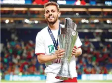  ??  ?? O orgulho e o sorriso de Bernardo Silva