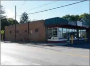  ?? TANIA BARRICKLO — DAILY FREEMAN ?? The mural is to be applied to the side wall, shown here, of LaBella Pizza Bistro in New Paltz, N.Y.