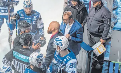  ?? FOTO:FLORIAN WOLF ?? Ab sofort kann Lindaus Trainer Chris Stanley (Mitte) mit den Schiedsric­htern auch wieder direkt auf dem Eis diskutiere­n – als Spielertra­iner des Oberligist­en).