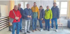  ?? FOTO: BÜRO HASER ?? Geben Informatio­nen zum Projekt Multifunkt­ionsraum und hören zu (von links): Werner Kimmerle, Andreas Bauhofer, Raimund Haser, Wolfgang Ehrmann, Sandra Rief-Bentele, Alois Peter und Heinrich Bauhofer.