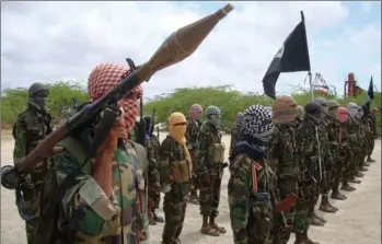  ?? ?? FN-helikopter­en nødlandede lige i armene på de somaliske al-Shabaab oprørere, som er en gren af terrornetv­aerket al-Qaeda. Arkivfoto: Farah Abdi Warsameh/AP
